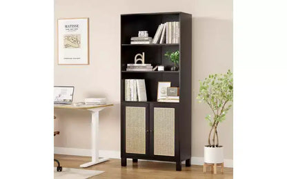 Bibliothèque haute à 5 niveaux en bois de style Ferme avec portes en rotin, Étagère de présentation pour Chambre et Salon