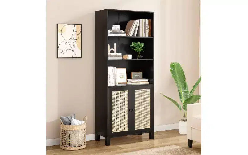Bibliothèque haute à 5 niveaux en bois de style Ferme avec portes en rotin, Étagère de présentation pour Chambre et Salon