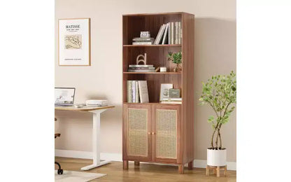 Bibliothèque haute à 5 niveaux en bois de style Ferme avec portes en rotin, Étagère de présentation pour Chambre et Salon